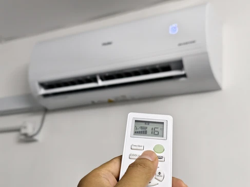 Extérieur d'une maison avec unité de climatisation fixée au mur