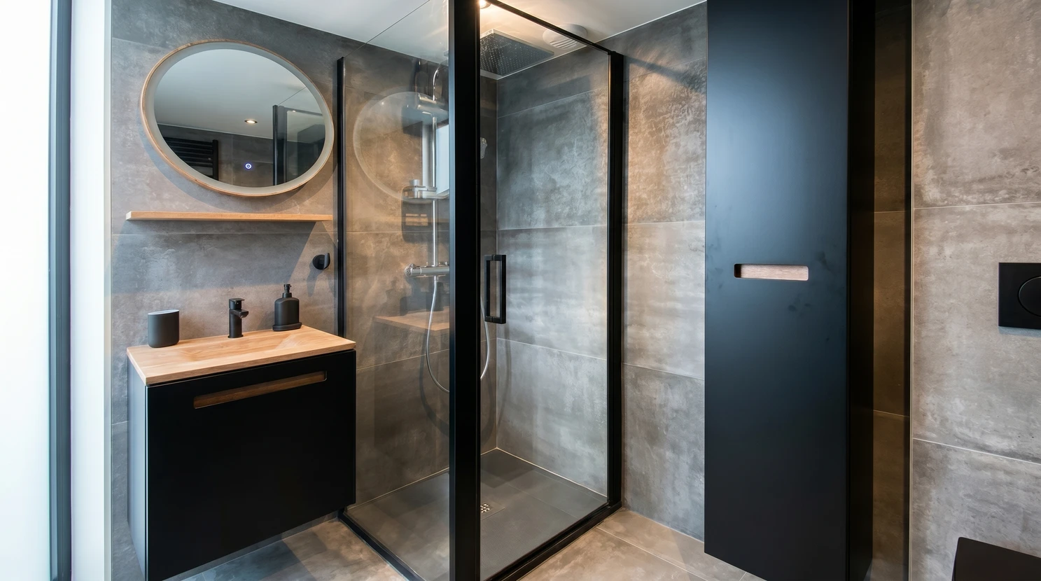 Salle de bain moderne avec douche à l'italienne, WC suspendu et vasque murale